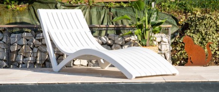 Шезлонг-лежак пластиковый Siesta Contract Slim, белый фото Шезлонг-лежак пластиковый Siesta Contract Slim, белый фото